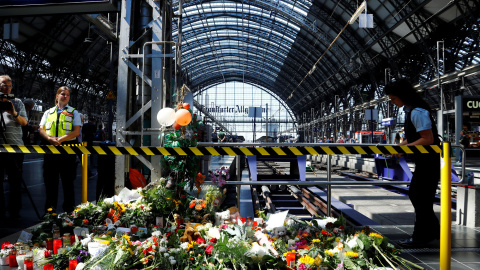 Un hombre empujó a una mujer y su hijo de ocho años a las vías en la estación de Fráncfort el pasado lunes. El niño falleció horas más tarde del suceso. / Reuters