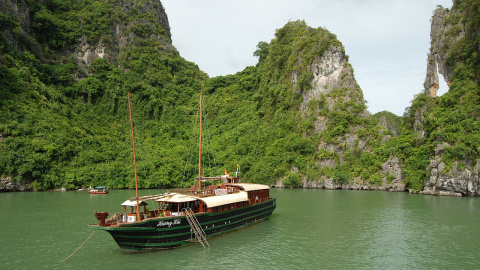 Un barco turístico en la bahía de Ha Long  / WIKIMEDIA