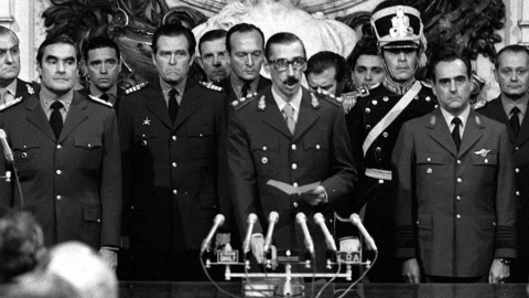 Jorge Rafael Videla jura como presidente de Argentina en 1976.