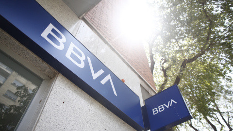 Imagen de una oficina del BBVA en Madrid con su nuevo logo. E.P./ Eduardo Parra