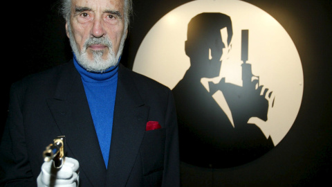 Christopher Lee, quien participó en la película de James Bond  "El hombre de la pistola de oro" haciendo de malo bajo el nombre de Scaramanga. En esta foto sale posando en el Museo de las Ciencias de Londres / REUTERS