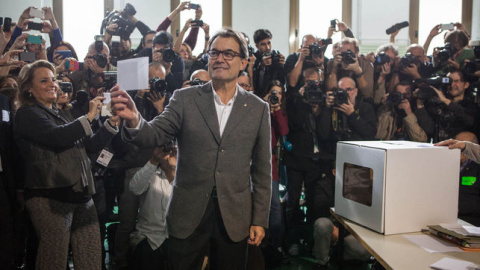 Artur Mas se fotografía antes de votar en la consulta del 9N.