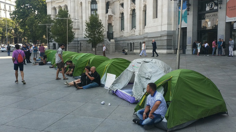 Algunos de los acampados frente al Palacio de Cibeles. / Movimiento Nadie Sin Hogar