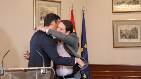 Abrazo entre Sánchez e Iglesias tras anunciar el preacuerdo para un Gobierno de coalición en noviembre de 2019.