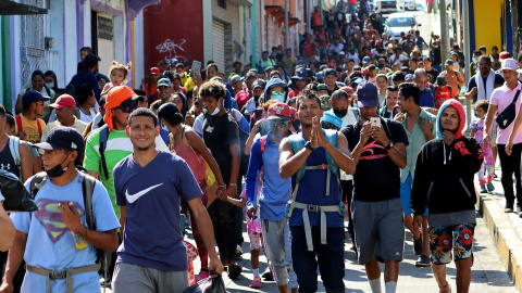 22/08/2022. Cientos de migrantes caminan en caravana, en el municipio de Tapachula, en el estado de Chiapas (México), a 22 de agosto de 2022.