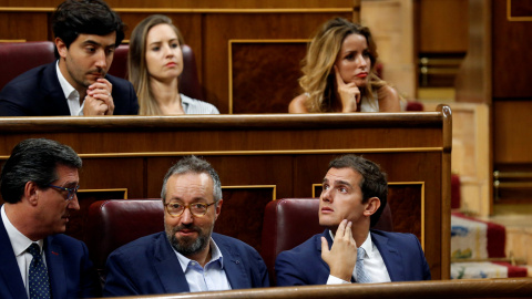 El líder de Ciudadanos, Albert Rivera, con varios de los diputados de su grupo parlamentario en el hemiciclo del Congreso de los Diputados. REUTERS