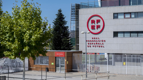 Acceso a la entrada de la Real Federación Española de Fútbol, en Las Rozas (Madrid), a 28 de agosto de 2023, en Madrid.