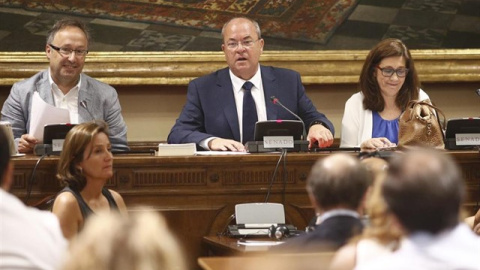 El presidente del PP de Extremadura, José Antonio Monago (2i), durante su intervención en la sesión en la que ha sido nombrado presidente de la Comisión de Presupuestos del Senado. Europa Press