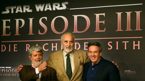 El director de cine George Lucas, con el actor Christopher Lee y el productor Rick McCallum en uno de los photocalls de 'Star Wars Episode III - La Venganza De Los Sith' / REUTERS