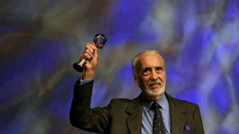 Christopher Lee recibiendo uno de los premios del Festival Internacional de Cine de Karlovy Vary / REUTERS