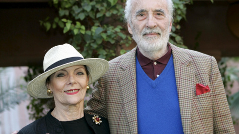 El actor británico Christopher Lee y su mujer posando durante la octava edición del Festival Internacional de Cine de Marrakech / REUTERS