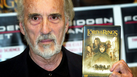 El actor Christopher Lee posando con uno de los DVDs de "El Señor de los Anillos" en Londres / REUTERS