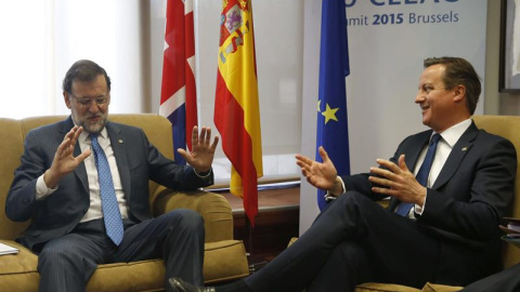 El presidente del Gobierno, Mariano Rajoy, conversando con el primer ministro británico, David Cameron. EFE/Javier Lizón