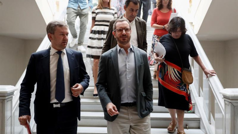 Los Senadores del PP Javier Maroto (c), y Fernando Martínez Maíllo (c,detrás), durante la jornada en la que se forman las comisiones parlamentarias de la Cámara Alta.- EFE/Mariscal