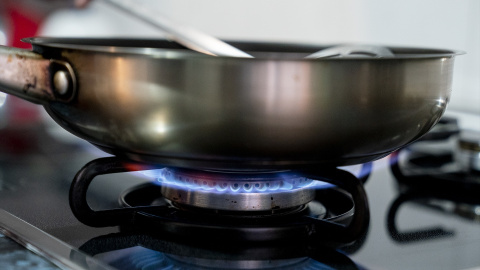 Una persona cocina sobre un fuego de cocina de gas butano, a 28 de octubre de 2021, en Madrid.