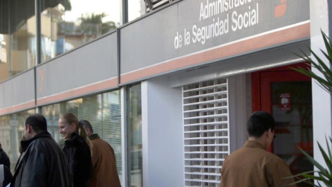 Según Empleo, el mes de diciembre ha mostrado una dinámica positiva en la afiliación a la Seguridad Social, tras señalar que "con 2015 se cierra un ciclo de recuperación de ocupados". EFE