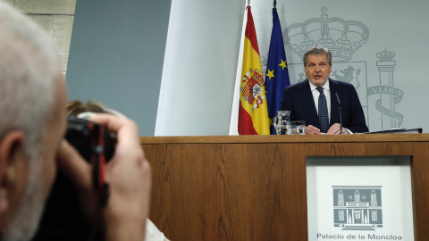 El portavoz del Gobierno, Íñigo Méndez de Vigo, durante la rueda de prensa ofrecida al término de la reunión del Consejo de Ministros que se ha celebrado en Moncloa. EFE/Ángel Díaz