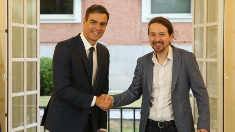 Pedro Sánchez y Pablo Iglesias tras la firma, en La Moncloa, del acuerdo sobre los Presupuestos Generales del Estado para 2019.  FERNANDO.CALVO