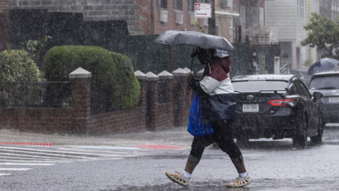 Un peatón camina durante las fuertes lluvias que provocaron inundaciones generalizadas en el distrito de Queens de Nueva York, Nueva York (EEUU), a 29/09/2023.