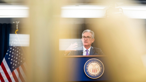 El presidente de la Reserva Federal, Jerome Powell, durante la rueda de prensa posterior a la reunión del banco central estadounidense en la que se acordó una rebaja de los tipos de interés, la primera desde 2008.. EFE/EPA/JIM LO SCALZO