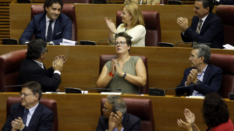 El diputado del PSPV-PSOE, Francesc Colomer, es aplaudido por sus compañeros tras ser nombrado president de Les Corts durante la constitución de la novena legislatura de la cámara valenciana. EFE/Kai Försterling