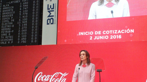 La presidenta de Coca-Cola European Partners durante el acto celebrado en la Bolsa de Madrid con motivo de la salida de la compañía a bolsa. LORENA CALLE ESCRIBANO