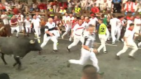 Tres corneados en un quinto encierro de San Fermín muy peligroso