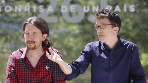 El líder de Podemos, Pablo Iglesias (i), junto al número dos del partido y director de campaña, Íñigo Errejón (d), durante la presentación de las líneas maestras y calendario de la próxima campaña electoral, en el Real Jardín Botánico Alfon