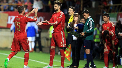 Gerard Piqué entra al campo por Sergio Ramos. /EFE