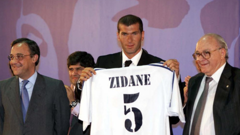 Zinedine Zidane, el dia de la seva presentació com a jugador del Reial Madrid, el 2001. / EFE