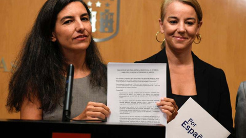 La portavoz de Vox en la Asamblea de Madrid, Rocío Monasterio (i), durante la rueda de prensa en la que ha mostrado la "propuesta definitiva" para apoyar la investidura en Madrid. (VÍCTOR LERENA | EFE)