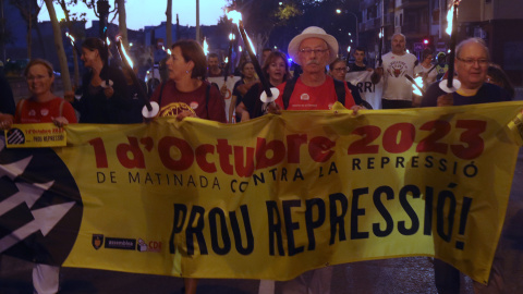 Una cinquantena de manifestants convocats pels CDR marxen des de Badalona fins a Barcelona pel sisè aniversari de l'1-O.