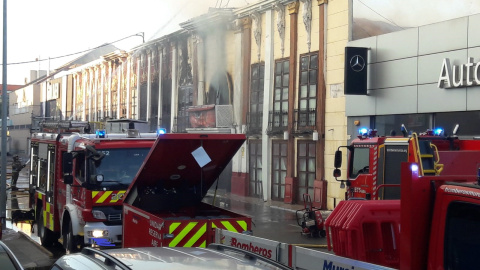 Varios camiones de Bomberos, frente a la discoteca de Atalayas, en Murcia, donde se ha producido un incendio, a 1 de octubre de 2023