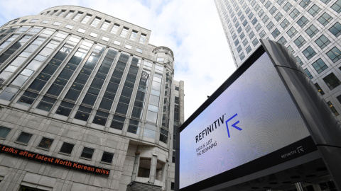 El logo de la empresa de datos de información financiera, en una pantalla en Canary Warf, el distrito de negocios de Londres. REUTERS/Toby Melville