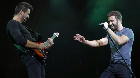 El cantante Pablo Alborán, durante el concierto ofrecido esta noche en la plaza de toros de Las Ventas, en Madrid./ EFE/Alberto Martín