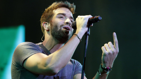 El cantante Pablo Alborán, durante el concierto ofrecido esta noche en la plaza de toros de Las Ventas, en Madrid./ EFE/Alberto Martín