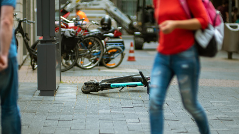 Patinete caído en la calle / Mika Baumeister