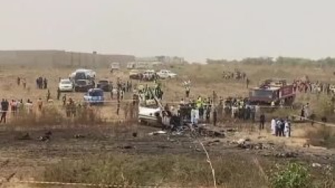 Mueren siete personas al estrellarse un avión militar en Nigeria