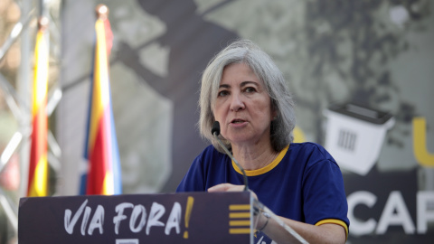 La presidenta de la ANC, Dolors Feliu, interviene durante la celebración del aniversario del referéndum del 1-O, en Barcelona, a 01/10/2023.