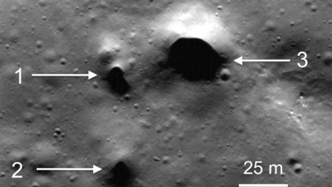 Imágenes de la sonda Lunar Reconnaissance Orbiter que muestra algunos de los hoyos recién descubiertos  en el polo norte de la Luna. NASA/LUNAR RECONNAISSANCE ORBITER/SETI INSTITUTE