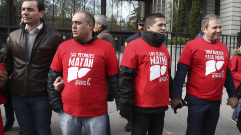 El secretario general del PSM, Tomás Gómez, y el candidato del PSOE a la alcaldía de Madrid, Antonio Miguel Carmona, participan en una cadena humana, organizada por la Plataforma de Afectados por la Hepatitis C, rodeando el Ministerio de Sa