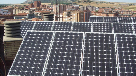 Paneles solares en una comunidad de vecinos en Palencia. / ENERDISA/ELEKTRA