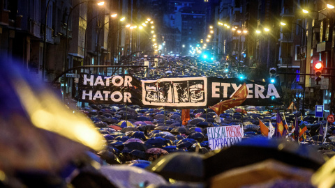 Imagen de la marcha ha recorrido Bilbao para "denunciar" la política penitenciaria que se aplica a los presos de ETA.EFE/Javier Zorilla