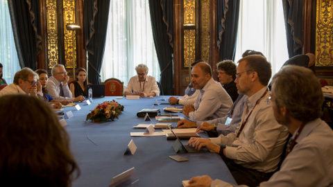 Bourdon al fondo con Juan Luis Cebrián, Renata Ávila y Baltasar Garzón (izquierda) y Pedro Brieger, Wadah Khanfar y Alexander Main (derecha). Amaya Larrouy