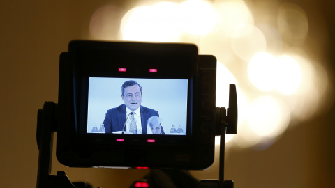 Una cámara de televisión recoge la imagen del presidente del BCE, Mario Draghi, durante la rueda de prensa tras la reunión del Consejo de Gobierno de la entidad en Viena. REUTERS/Leonhard Foeger