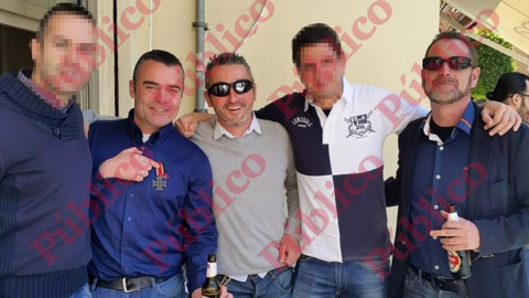 De izda. a dcha, 'Meneses Menesito', del grupo neonazi de Cartagena; el capitán Meroño, exhibiendo su Cruz de Hierro nazi; el cabo 1º Veiga; el también neonazi 'Giorgio' Sánchez, y el cabo 1º Díaz Pérez, en marzo de 2015.