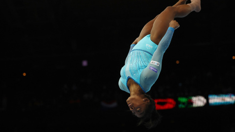 Simone Biles durante su ejercicio en el primer día del Mundial de Amberes.