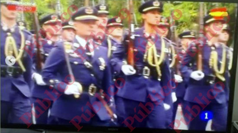 Captura de pantalla de las imágenes ofrecidas por TVE1 del desfile del 12 de octubre de 2017, con el capitán Meroño encabezando, con su sable al hombro, a los alumnos de la academia de oficiales del Aire.