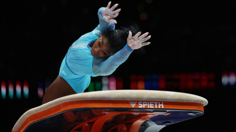 Simone Biles durante su ejercicio en el primer día del Mundial de Amberes.