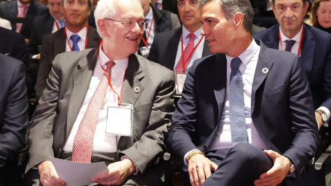 El presidente del gobierno de España, Pedro Sánchez (d), habla con el ministro de Hacienda de Colombia, José Antonio Ocampo (i), durante la clausura del Encuentro Empresarial España Colombia hoy, en Bogotá (Colombia).